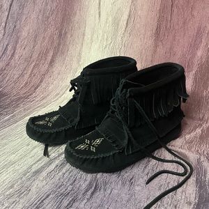 Woman’s ‘harvester’ unlined suede leather Manitobah moccasins in black 🍀